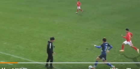 1638189148655005730.gif 世界杯直播下载-雷人操作!中冠赛场主帅场边伸腿绊倒对方进攻球员