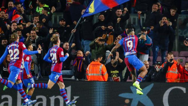 1637450598287088774.jpg 哈维首秀险胜,争议点球和门柱拯救巴萨