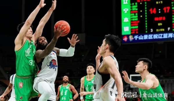 世界杯手机观看-坑爹啊!2米14内线2分0板,出现超低级失误,解说: 没一点攻击力