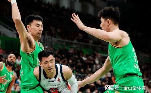 世界杯手机观看-坑爹啊!2米14内线2分0板,出现超低级失误,解说: 没一点攻击力