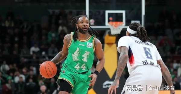 世界杯手机观看-坑爹啊!2米14内线2分0板,出现超低级失误,解说: 没一点攻击力