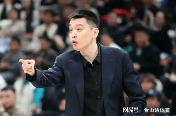 世界杯手机观看-坑爹啊!2米14内线2分0板,出现超低级失误,解说: 没一点攻击力