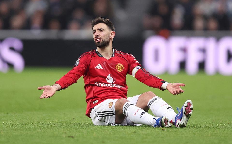 世界杯下载安装指南-半场多打1人遭绝杀！曼联1-2十人纽卡 近12轮首败 B费送点后助攻