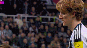 世界杯下载安装指南-半场多打1人遭绝杀！曼联1-2十人纽卡 近12轮首败 B费送点后助攻